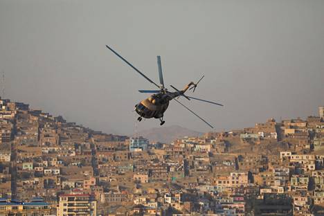 Sotilashelikopteri Kabulin yllä.