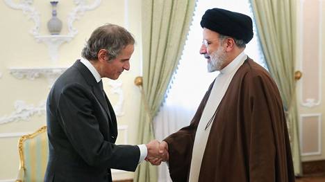 IAEA:n johtaja Rafael Grossi tapasi Iranin presidentin Ebrahim Raisin Teheranissa 4. maaliskuuta.