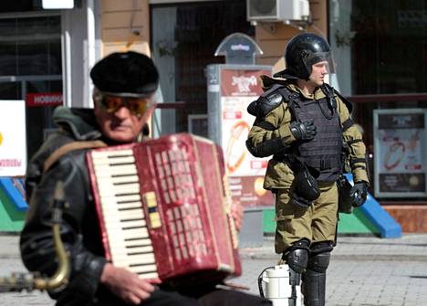 Venäjän tunnuksettomia erikoisjoukkojen sotilaita kutsuttiin Krimin valtauksen alussa muun muassa ”krimiläisiksi itsepuolustusjoukoiksi” tai ”kohteliaiksi miehiksi”. Kuva on Simferopolista maaliskuulta 2014.