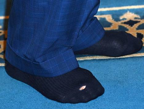 Moskeijassa paljastui, että kuningas Charlesin sukassa oli reikä.