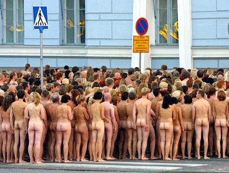 1 900 alastonta suomalaista vaelsi ja poseerasi kuvaajan ohjeiden mukaisesti Kauppatorilla, Havis Amandalla ja hiukan Esplanadin puistonkin puolella.