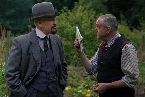 Komisario Jappin (Kevin McNally) eläkkeelle jääminen on epämiellyttävä yllätys Poirot’lle.