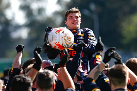 Max Verstappenilla on vankka ote F1-sarjan mestaruustittelistä.