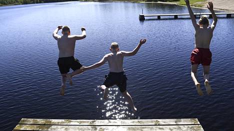 Uimarit nauttivat kesästä Pyhäjärven rannalla Karkkilassa tiistaina. 