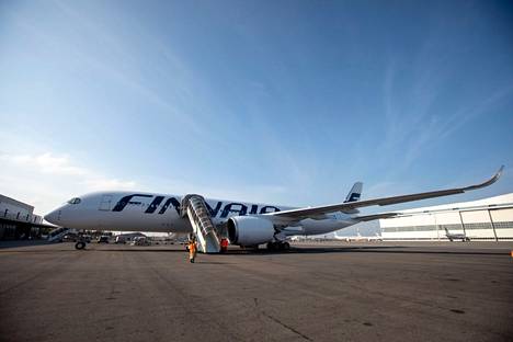 Finnairin Airbus 350 -lentokone kuvattuna Helsinki-Vantaan lentokentällä 1.10.2020.