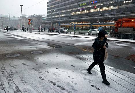 Tuuli tuiskutti lunta ja räntää satoi Helsingin keskustassa perjantaina.