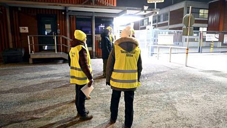 Teollisuusliiton lakkovahteja lääkeyhtiö Orionin edustalla Espoossa 1. helmikuuta 2023.