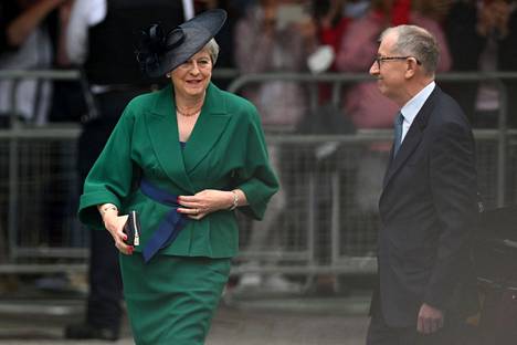 Theresa May oli pukeutunut tummanvihreään jakkupukuun. Hänen vierellään on Mayn aviomies Philip.