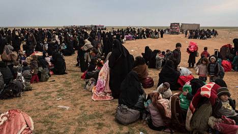 Terroristijärjestö Isisin viimeisestä tukikohdasta paenneita ja antautuneita naisia ja lapsia on tuhansia.