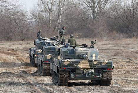Sotilaat harjoittelivat Leopard 2A4 -tankeilla helmikuussa Unkarissa.