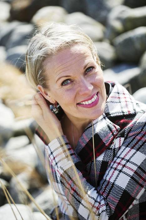 Kirjailija Nina Honkanen on tuttu televisiosta ja radiosta. Tänä syksynä ilmestyi hänen kolmas kirjansa.