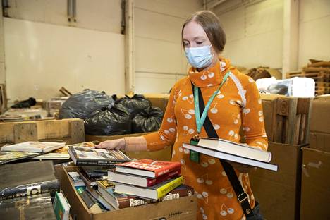 Kierrätyskeskuksen tuotehallintapäällikkö Miia Podworsky näkee nopeasti, millä kirjalla voisi olla myyntipotentiaalia ja mikä heitetään suoraan jätepaperiksi.