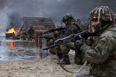Ukrainalaissotilaita harjoituksissa maaliskuun 11. päivänä. 