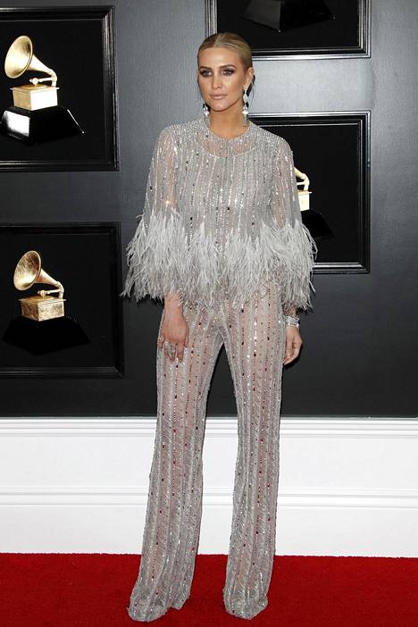 Laulajanäyttelijä Ashlee Simpson saapui Grammy-gaalaan hopeisessa, läpikuultavassa housupuvussa. Kimaltavassa asussa oli koristeena sen väriin sointuvia höyheniä.