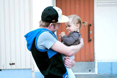 Jyri Snäll syleilee kaksivuotiasta tytärtään Hyvinkäällä.