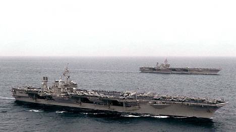 USS Kitty Hawk (taustalla) sekä saman luokan lentotukialus USS Constellation Etelä-Kiinan merellä vuonna 1999.