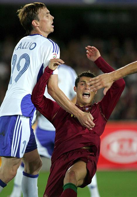 Portugalin Cristiano Ronaldo (oik.) pysähtyi Toni Kallioon EM-karsinnoissa 2006–07.