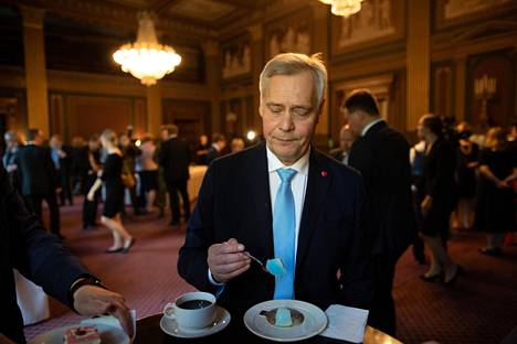 Pääministeri Antti Rinne (sd) nautti Säätytalolla kakkukahvit neuvotteluiden päätteeksi.