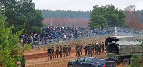 Puolalaisia sotilaita vartioimassa Valko-Venäjän vastaista rajaa.