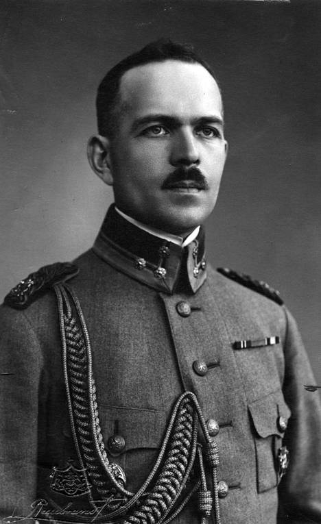 Oesch sai jääkäriupseerikoulutuksen Saksassa ja kävi sotakorkeakoulun Ranskassa. Hän oli jo 1930-luvulla johtavia suomalaisupseereja.
