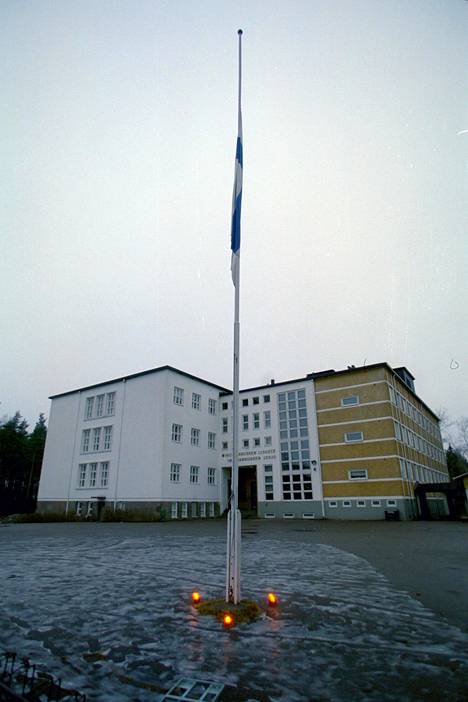 Hautajaispäivänä Eveliina Lappalaisen käymän Imatrankosken koulun pihalla nostettiin lippu puolitankoon.