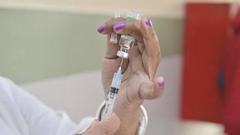 AstraZeneca kertoi sunnuntaina aloittaneensa jo toimenpiteet rokotteensa muuntamiseksi, jotta se toimisi jatkossa eteläafrikkalaista virusmuunnosta vastaan.