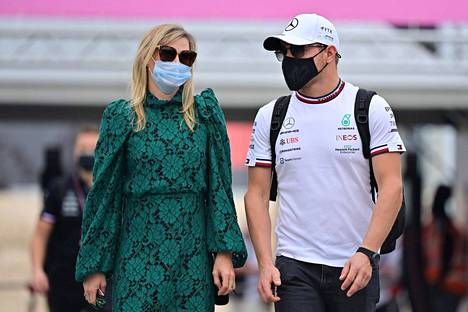 Bottaksen puoliso, australialainen kilpapyöräilijä Tiffany Cromwell on tuttu näky F1-varikoilla. Kuvassa pariskunta Qatarin GP:ssä marraskuussa.
