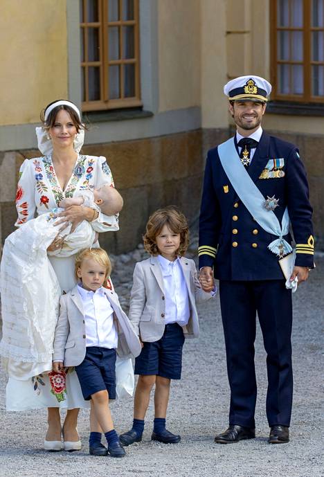 Prinsessa Sofialla ja prinssi Carl Philipillä on kolme lasta. Huhtikuussa syntyneen prinssi Alexanderin ristiäisiä vietettiin elokuussa Tukholmassa.