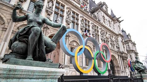 Olympiarenkaat ovat jo esillä Pariisin kaupungintalon edustalla.