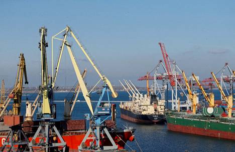 Заблокированный порт Одессы является самым важным в Украине. Архивное фото  порта до войны в 2016 году.