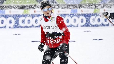 Therese Johaug ei ole luopunut urheilijan elämäntyylistä raskausaikanakaan. Kuvassa hän hiihtää Planican MM-maisemissa helmikuussa 2023.