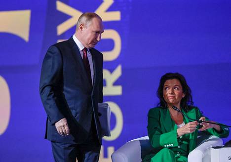 Margarita Simonjan ja Vladimir Putin ovat hyvissä väleissä.