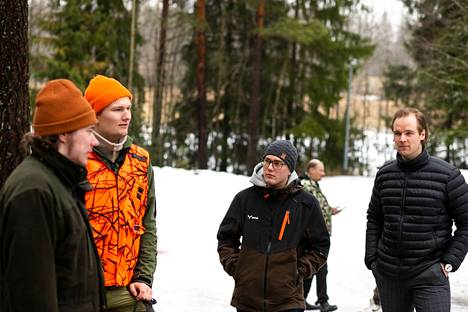 Niko Uronen (vas.), Heikki Rasilainen, Mikko Rauhala ja Tuisku Hirvinen uskovat, että metsästys harrastuksena nousee uuteen kukoistukseen.