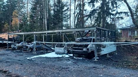 Rivitaloyhtiön autokatos paloi maan tasalle perjantain vastaisena yönä Vihdin Nummelassa.
