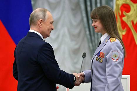 Vladimir Putin jakoi naistenpäivän kunniaksi myös vinon pinon kunniamerkkejä. Omansa sai Olesia Loskutova Venäjän sisäministeriöstä.