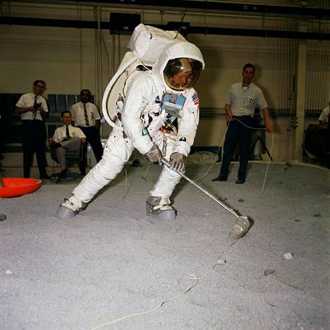 Avaruuspukuun pukeutunut komentaja Neil Armstrong kantoi harjoituksissa reppua, joka piti sisällään elossapitojärjestelmän. Armstrong simuloi näytteiden ottamista Kuun pinnalta. Päivä oli 18. huhtikuuta 1969.