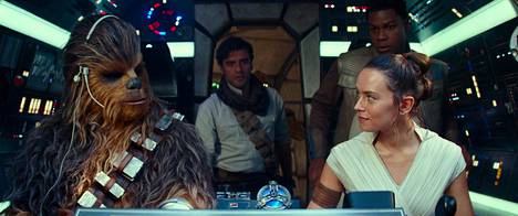 Joonas Suotamon esittämä Chewbacca, Daisy Ridleyn esittämä Rey ja Oscar Isaacin tulkitsema Poe Dameron kuvattuna elokuvassa The Rise of Skywalker.