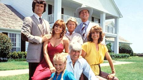 Charlene Tiltonin ja Steve Kanalyn näyttelemät hahmot olivat Dallasin alussa rakastavaisia. Myöhemmin yllättävässä juonenkäänteessä paljastui, että he olivatkin sukua keskenään.