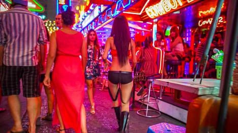 Tyttöbaareistaan tunnettu Soi Cowboy -katu on yksi seksituristien suosimista alueista Thaimaan pääkaupungissa Bangkokissa.