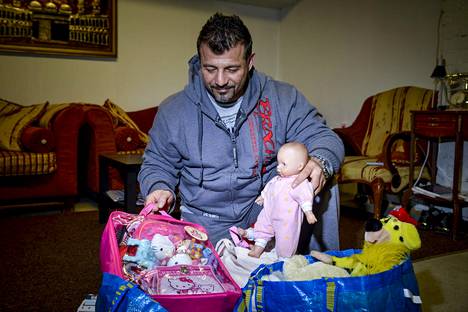 Rami Adham valmistautumassa viemään leluja Syyrian lapsille.