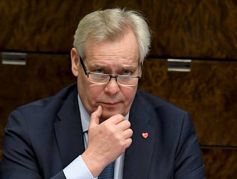 Ministerit eivät luottamustehtäviä hoida. Antti Rinne luopui pääministeriksi tultuaan myös paikastaan Mäntsälän valtuustossa.