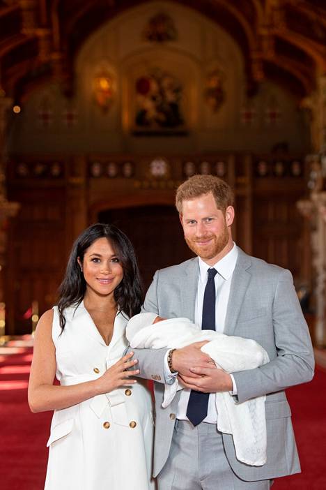 Archie Harrison Mountbatten-Windsor esiteltiin maailmalle pari päivää syntymänsä jälkeen. Harry ja Meghan astelivat tuolloin Windsorin linnassa median eteen pienokainen sylissään. 