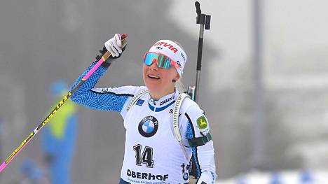 Kaisa Mäkäräinen hiihti voittajana maaliin Oberhofissa.