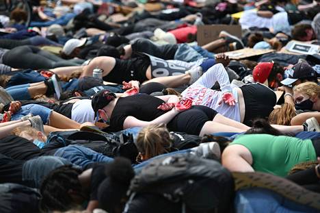 Washingtonissa mielenosoittajat protestoivat keskiviikkona asettumalla makaamaan samaan asentoon kuin se, jossa Floyd oli kuollessaan.