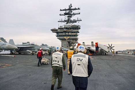 Niinistö vieraili USS Dwight D. Eisenhower -aluksella.