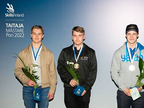 Aapo Paunonen (keskellä) vei kultaa Porin Taitaja-kilpailussa. Jaetun hopeasijan ottivat Lassi Heino (vasemmalla) ja Matias Järnefelt (oikealla).