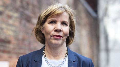 Oikeusministeri Anna-Maja Henriksson kertoo torstaina valmiuslain uudistuksesta.