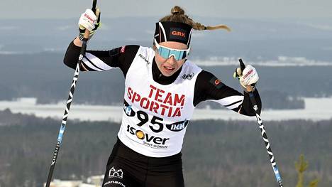 Laura Mononen kuvattuna Ristijärven SM-hiihdoissa.