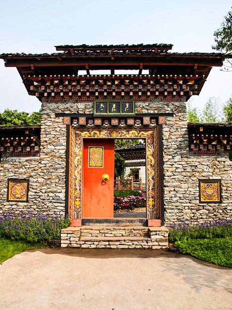 Bhutaniin päästäkseen turistin tulee maksaa ennakkoon noin 185–230 euron arvoinen pääsymaksu.