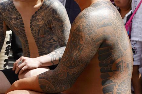 Suuret tatuoinnit ovat kavaltaneet monta kertaa henkilön kuuluvat yakuzaan. Ne ovat yhtä tiivis osa yakuza-perinnettä kuin katkotut sormet.